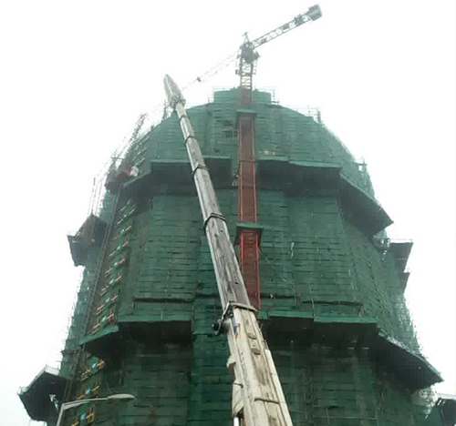 祥云吊车在工地上作业